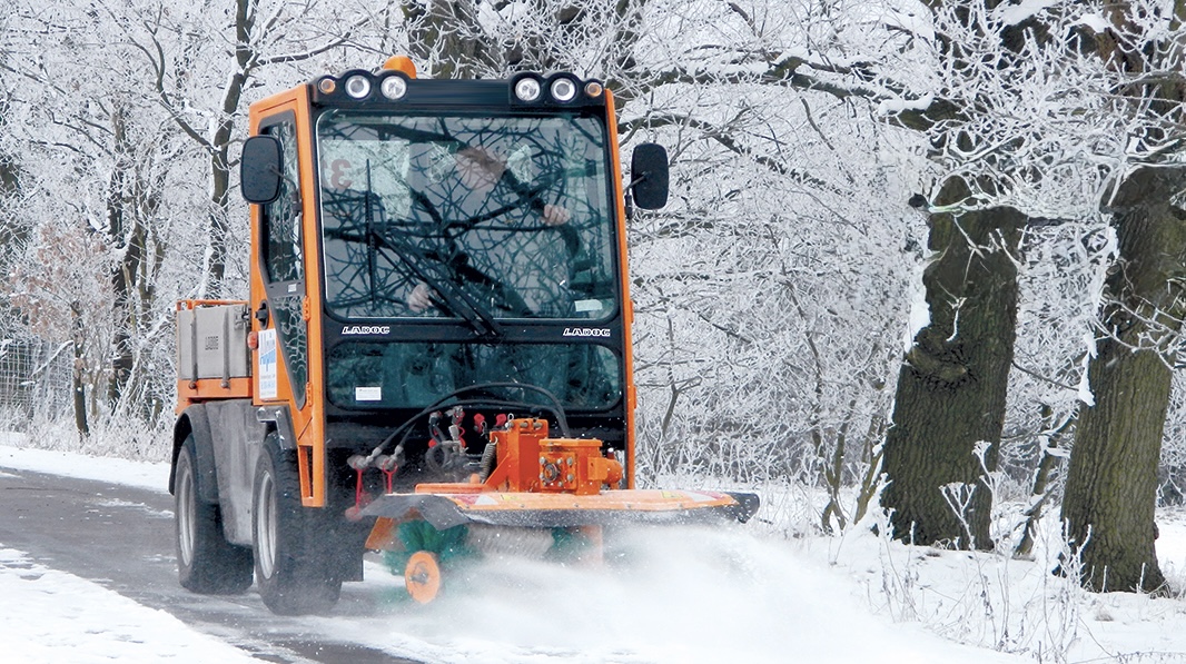 Winterdienst Fahrzeug im Einsatz bei Schneeräumung in Berlin